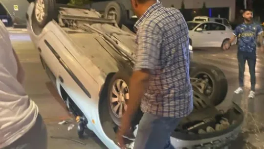 Aydınlatma direğine çarpan otomobil takla attı