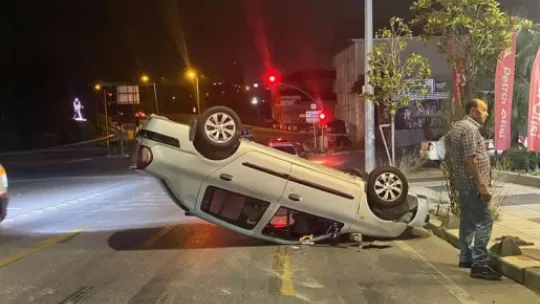 Aydınlatma direğine çarpan otomobil takla attı