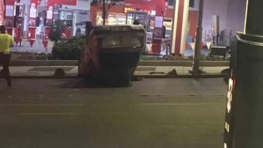 Aydınlatma direğine çarpan otomobil takla attı