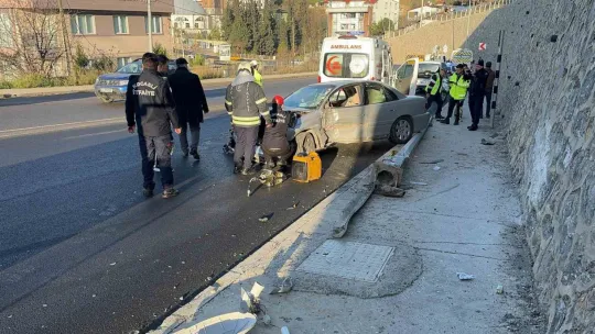 Aydınlatma direğine çarptı, yaralandı