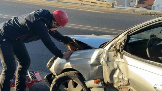 Aydınlatma direğine çarptı, yaralandı
