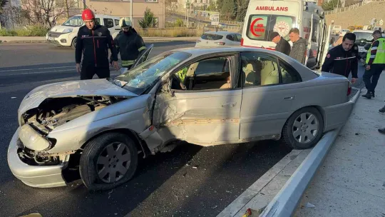 Aydınlatma direğine çarptı, yaralandı
