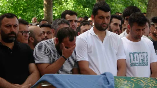Gözyaşlarıyla son yolculuklarına uğurlandılar