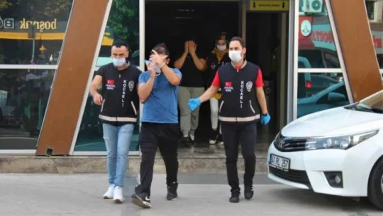 Aynı gün içinde 4 kuyumcuyu soyan 2 kişi polisten kaçamadı