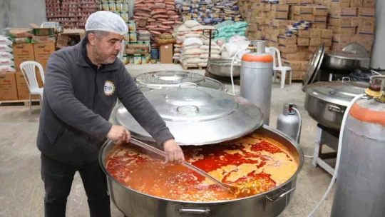 Aynı sofrada yüzlerce depremzedenin sıcak yemek ihtiyacını karşılıyorlar