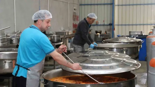 Aynı sofrada yüzlerce depremzedenin sıcak yemek ihtiyacını karşılıyorlar