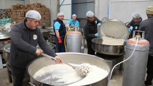 Aynı sofrada yüzlerce depremzedenin sıcak yemek ihtiyacını karşılıyorlar