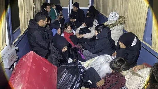 49 kaçak göçmen ile 2 göçmen kaçakçısı şüphelisi yakalandı