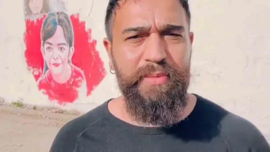 Azerbaycanlı sanatçı duvara Başka cinayet olmasın yazdı