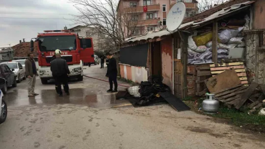 Gecekonduyu ateşe verdi