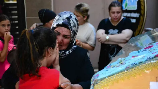 Babası tarafından öldürülen annesinin tabutuna sarılıp ağladı