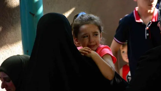 Babası tarafından öldürülen annesinin tabutuna sarılıp ağladı