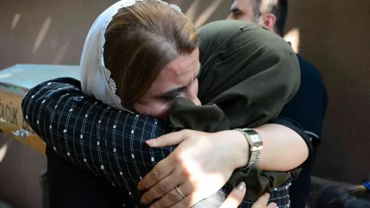 Babası tarafından öldürülen annesinin tabutuna sarılıp ağladı