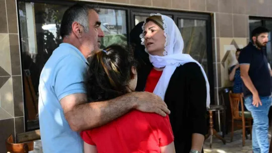 Babası tarafından öldürülen annesinin tabutuna sarılıp ağladı