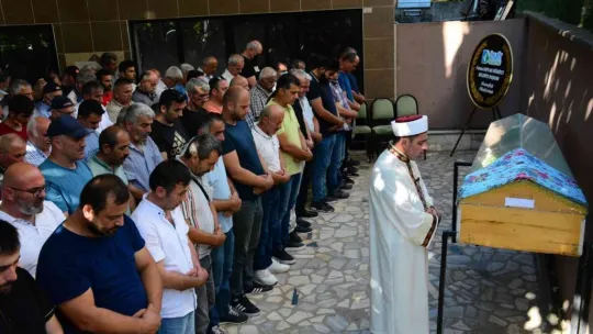 Babası tarafından öldürülen annesinin tabutuna sarılıp ağladı