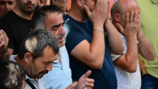 Babası tarafından öldürülen annesinin tabutuna sarılıp ağladı