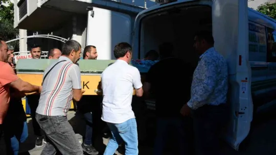 Babası tarafından öldürülen annesinin tabutuna sarılıp ağladı