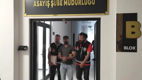 Babası tarafından öldürülen annesinin tabutuna sarılıp ağladı