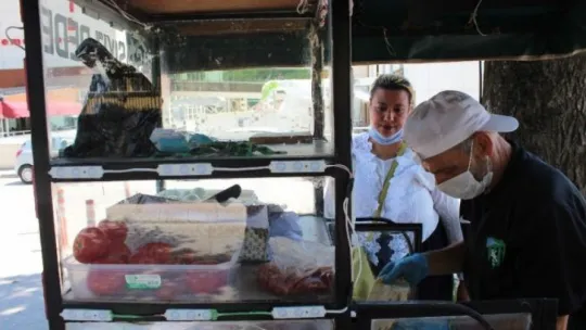 Babasından kalan yadigar seyyar arabasıyla sokak sokak gezerek lahmacun satıyor!