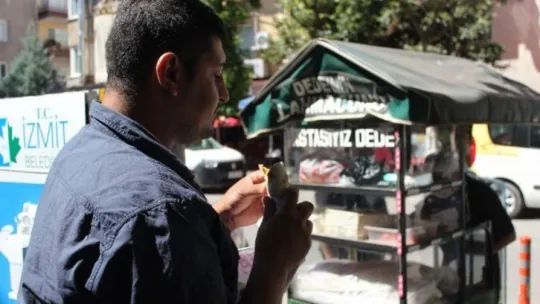 Babasından kalan yadigar seyyar arabasıyla sokak sokak gezerek lahmacun satıyor!