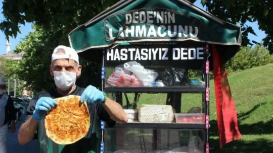 Babasından kalan yadigar seyyar arabasıyla sokak sokak gezerek lahmacun satıyor!