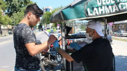 Babasından kalan yadigar seyyar arabasıyla sokak sokak gezerek lahmacun satıyor!