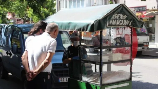 Babasından kalan yadigar seyyar arabasıyla sokak sokak gezerek lahmacun satıyor!