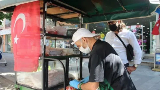 Babasından kalan yadigar seyyar arabasıyla sokak sokak gezerek lahmacun satıyor!