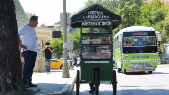 Babasından kalan yadigar seyyar arabasıyla sokak sokak gezerek lahmacun satıyor!