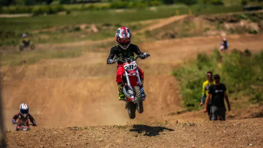 7 yaşında motokrosçu oldu