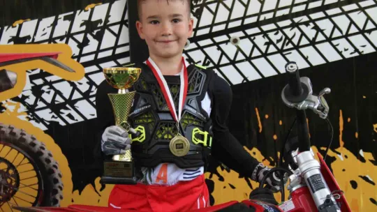 7 yaşında motokrosçu oldu