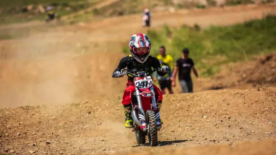 7 yaşında motokrosçu oldu