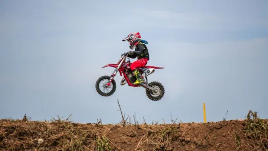 7 yaşında motokrosçu oldu