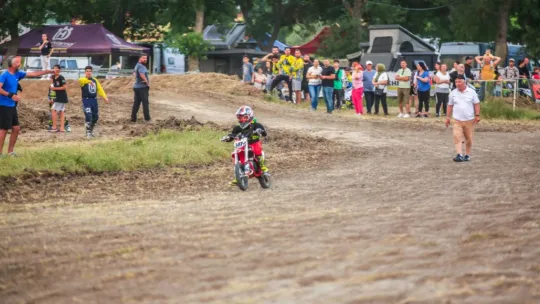 7 yaşında motokrosçu oldu