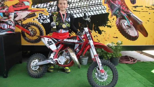 7 yaşında motokrosçu oldu