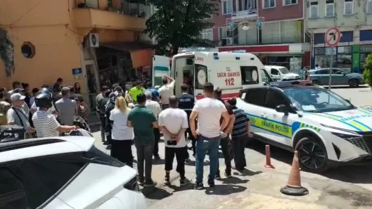 2 diş hekimini bacaklarından vurdu