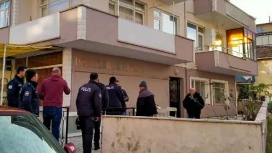 Babasının silahı ile oynarken kendini vurdu!