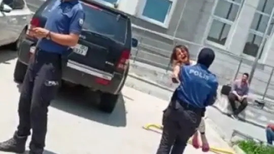 Babasının yanındaki çocuğu haczettiler