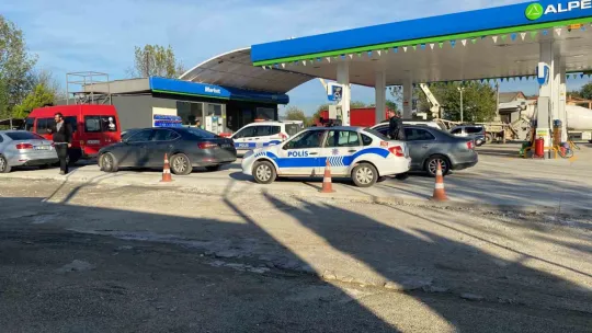 Bacağından vuruldu, kanlar içinde akaryakıt istasyonuna sığındı