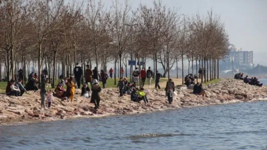 Bahar havası sahillerde korona virüs önlemlerini unutturdu