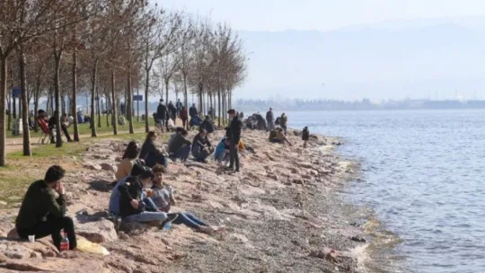 Bahar havası sahillerde korona virüs önlemlerini unutturdu