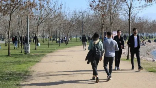 Bahar havası sahillerde korona virüs önlemlerini unutturdu
