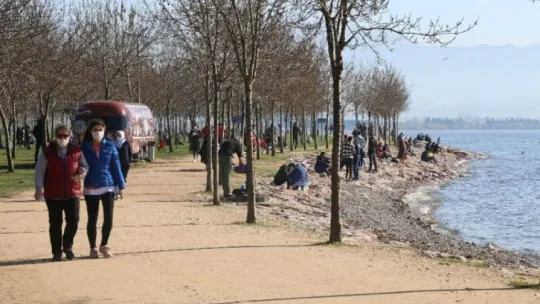 Bahar havası sahillerde korona virüs önlemlerini unutturdu