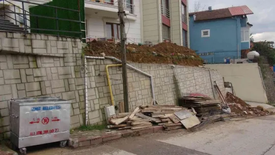 Bahçe duvarından düşen işçi yaralandı