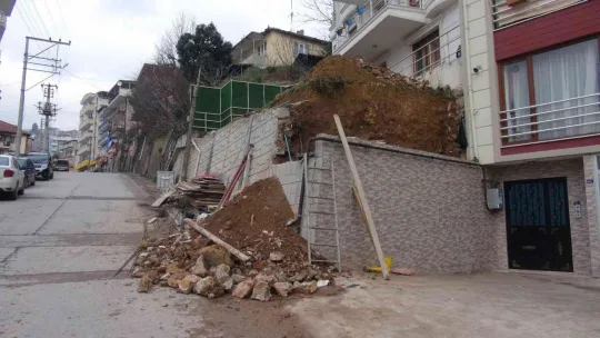 Bahçe duvarından düşen işçi yaralandı