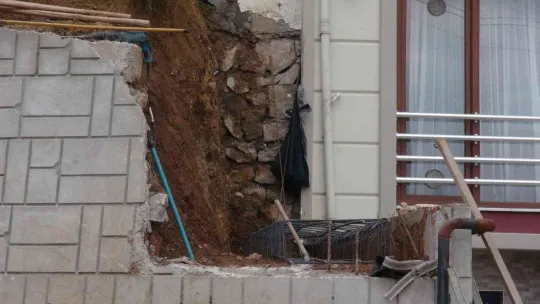 Bahçe duvarından düşen işçi yaralandı