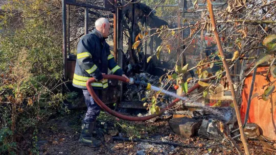 Kamyon kasası alev alev yandı
