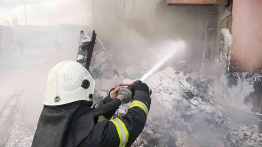 Bahçede çıkan yangın iki katlı eve sıçradı