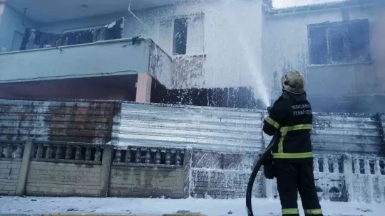 Bahçede çıkan yangın iki katlı eve sıçradı