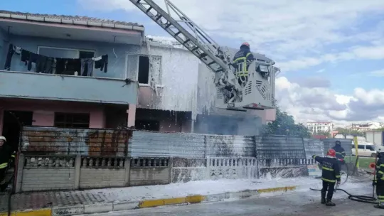 Bahçede çıkan yangın iki katlı eve sıçradı